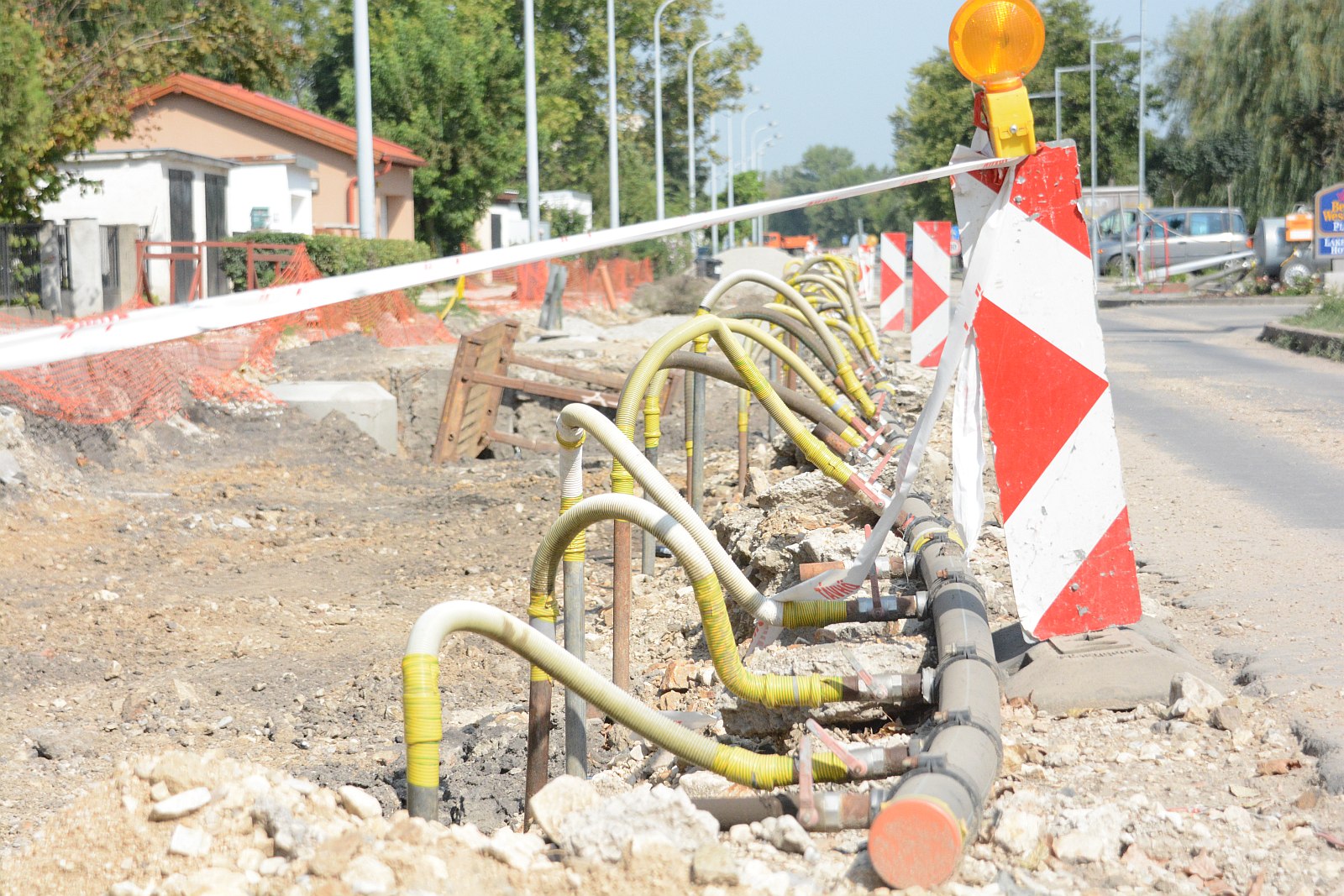 Ütemterv szerint zajlik a felújítás a Ligetsoron - kicserélték a város egyik legnagyobb vízvezetékét is
